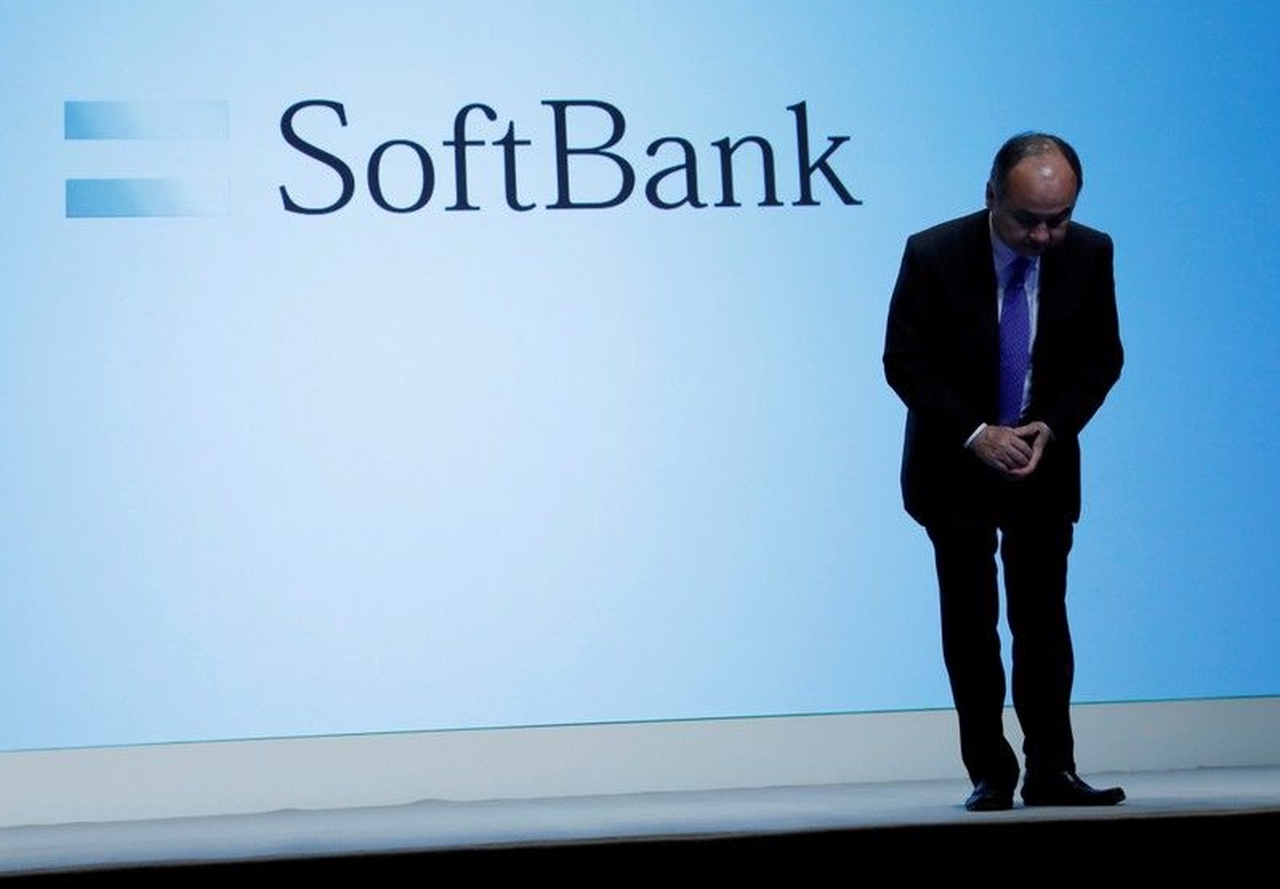 Startups Brasileiras - Fundador do Softbank, Son, em um palco com o nome da empresa no fundo